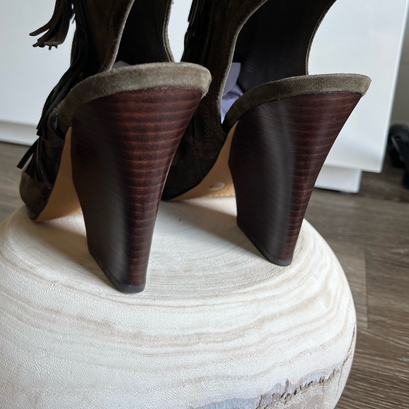 Vince Camuto Women's Jadon Fringe Peep Toe Ankle Booties in Olive Green 10 - Picture 7 of 16